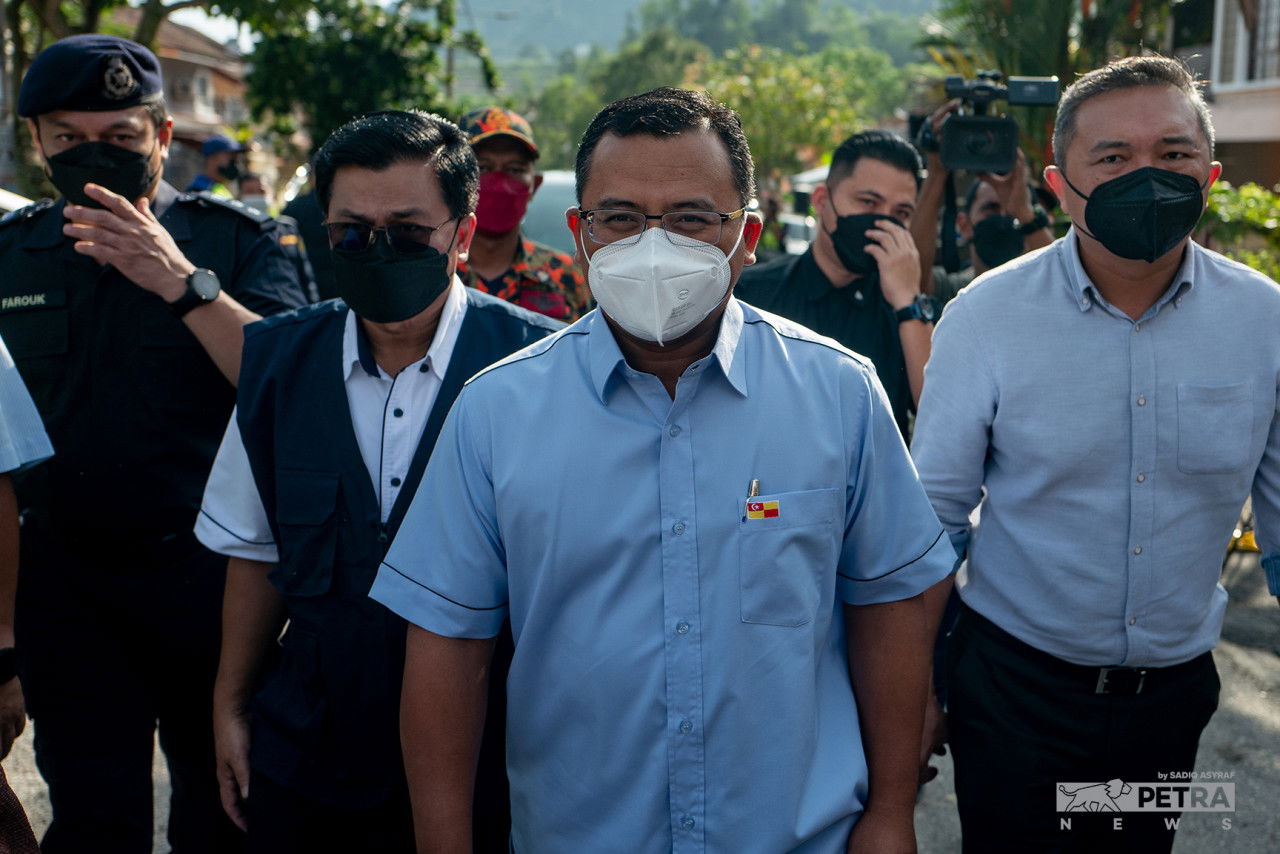 Amirudin Shari ketika melawat tapak kejadian tanah runtuh di Taman Bukit Permai 2, Ampang, hari ini.