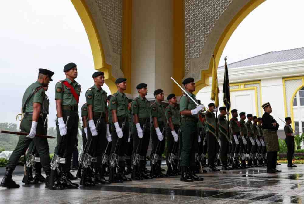 Anggota 1 RAMD ketika melakukan sesi raptai bagi Istiadat Pertabalan Yang di-Pertuan Agong ke-17 esok di Istana Negara