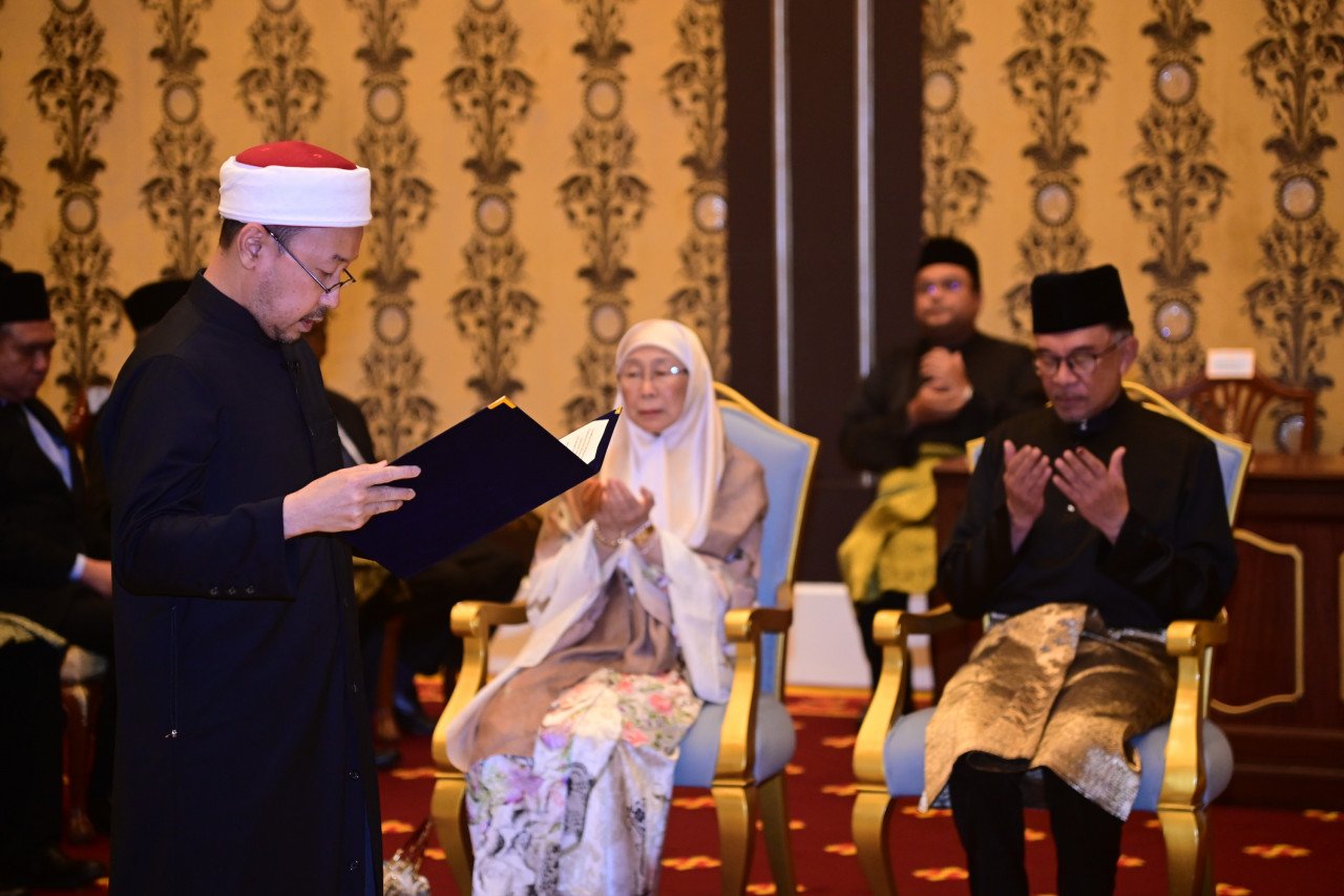 Anwar Ibrahim ke Istana Negara untuk upacara mengangkat sumpah Khamis lalu dari Sungai Long bersama isterinya, Datuk Seri Dr Wan Azizah Wan Ismail - Gambar Fail