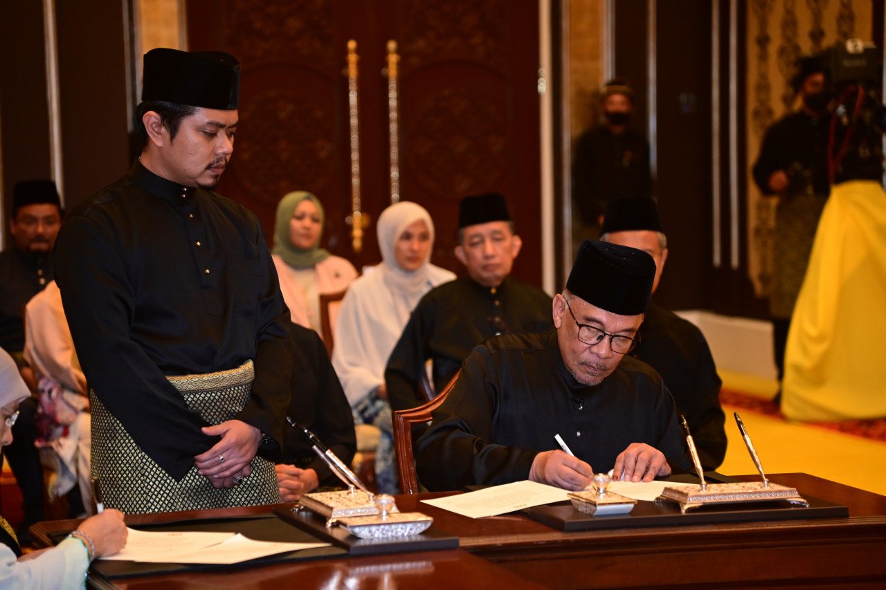 Anwar mengangkat sumpah jawatan Perdana Menteri ke-10 di hadapan Al-Sultan Abdullah Ri'ayatuddin Al-Mustafa Billah Shah di Istana Negara, petang semalam.
