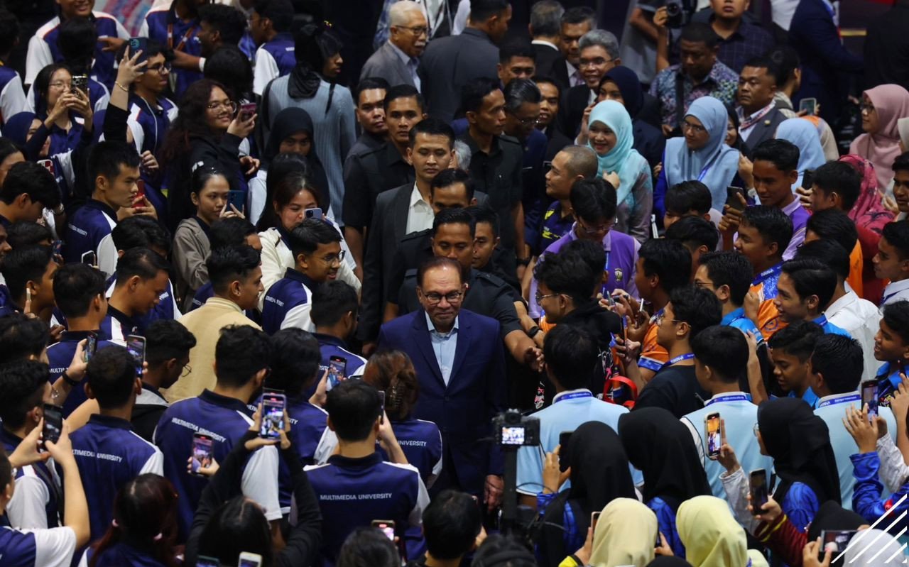 Perdana Menteri (tengah) ketika tiba di majlis pelancaran Karnival Dekad Bahasa Kebangsaan dan Dekad Membaca Kebangsaan di Cyberjaya - gambar BERNAMA