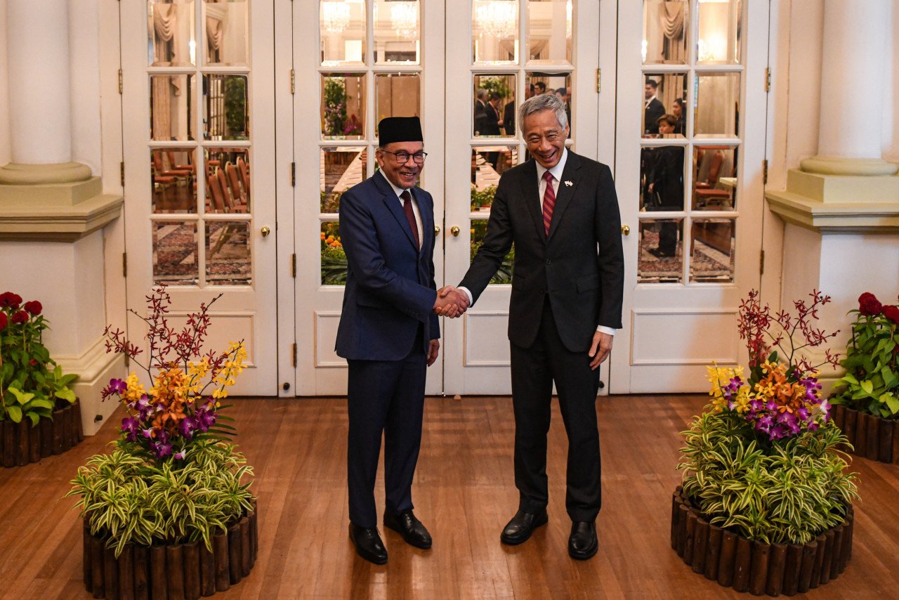 Anwar (kiri) berkata Hsien Loong bersetuju untuk mendengar hujah Malaysia terhadap penebusgunaan tanah di Pulau Batu Puteh. - Gambar oleh Aziman Rosli/Jabatan Perdana Menteri