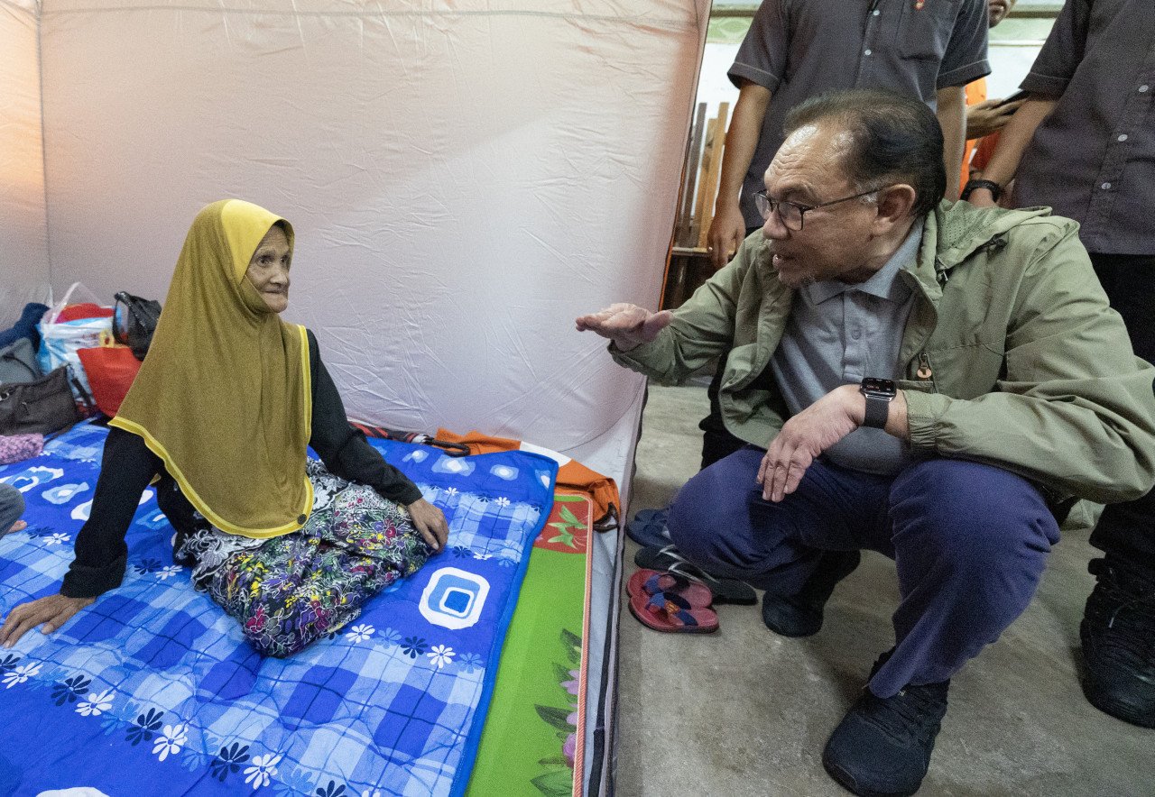 Anwar ketika melawat mangsa banjir di Kelantan, baru-baru ini. - Gambar fail