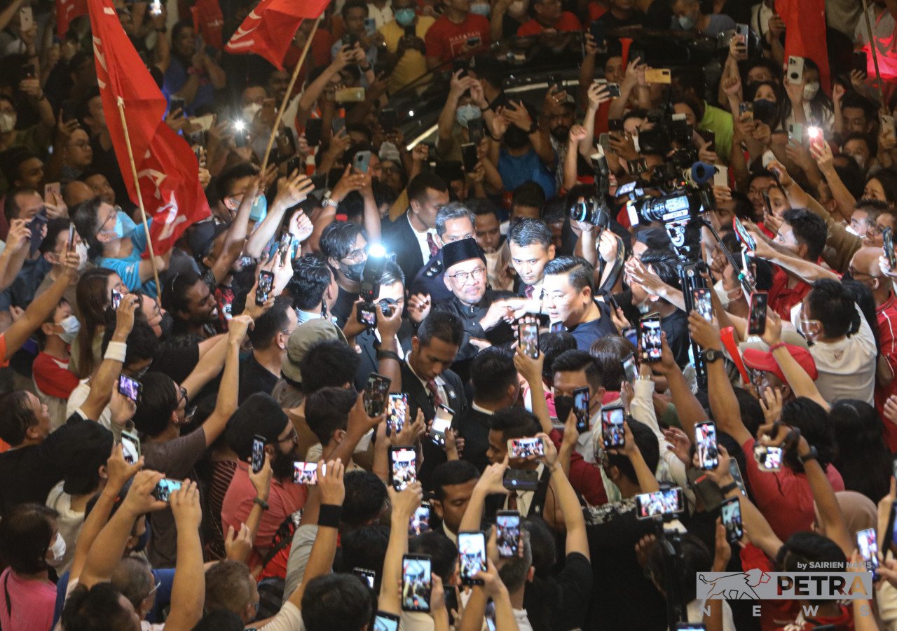 Anwar dikerumuni penyokongnya selepas Mengangkat serta Menandatangani Sumpah Jawatan sebagai Perdana Menteri di lstana Negara. - Gambar oleh Sairien Nafis