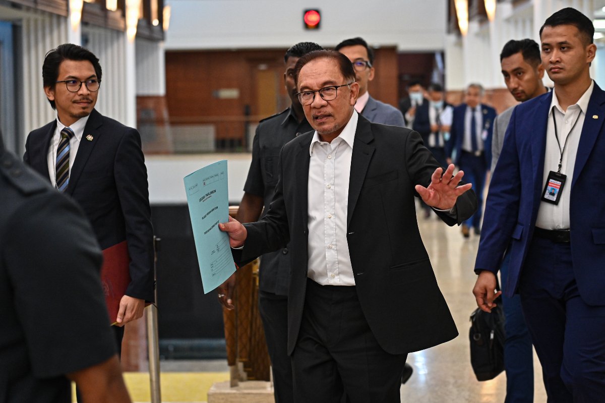 Anwar ketika hadir di Parlimen hari ini. - Gambar Jabatan Penerangan