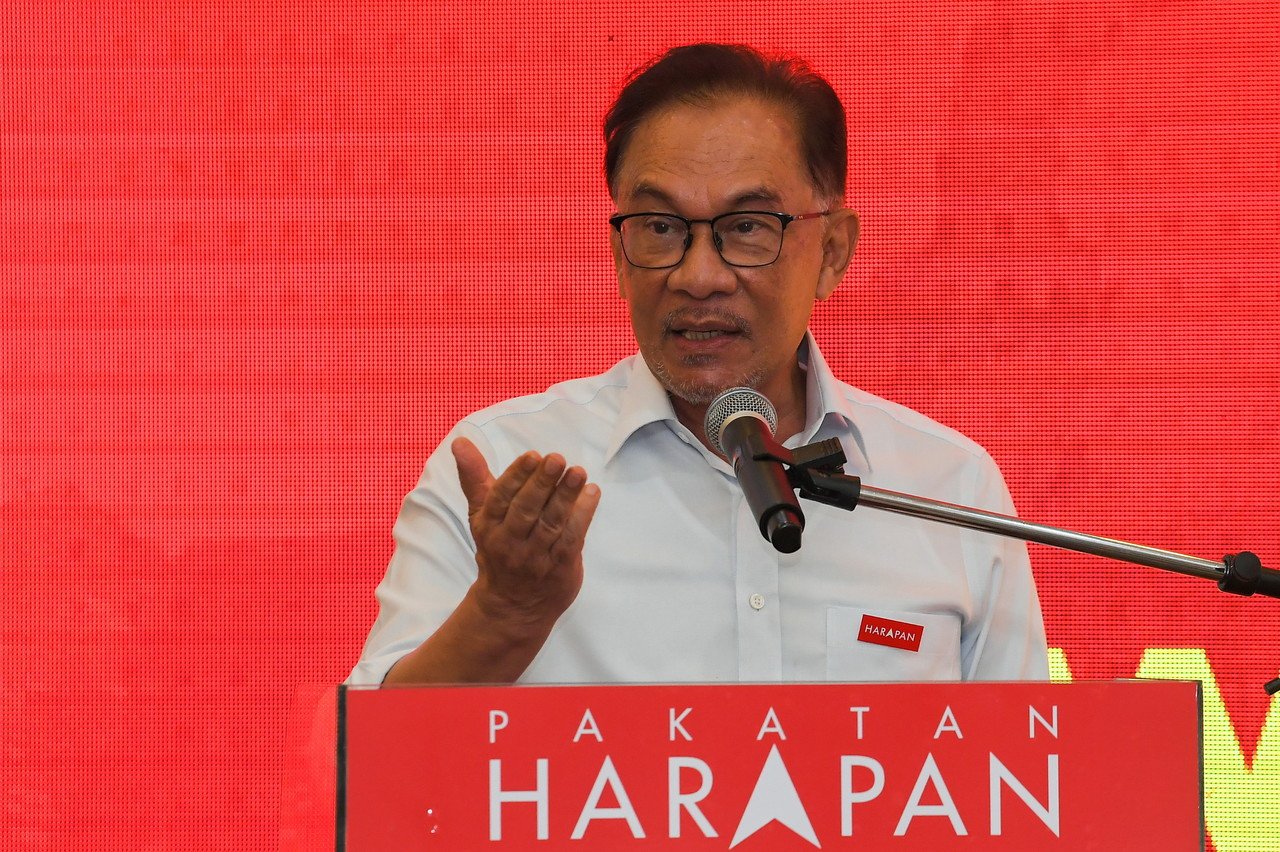 Ahmad Zahid berkata masyarakat tidak harus melupakan pengalaman Anwar Ibrahim ketika menjadi anggota kerajaan Barisan Nasional dan UMNO, iaitu berada dalam pentadbiran selama dua dekad - Gambar Fail