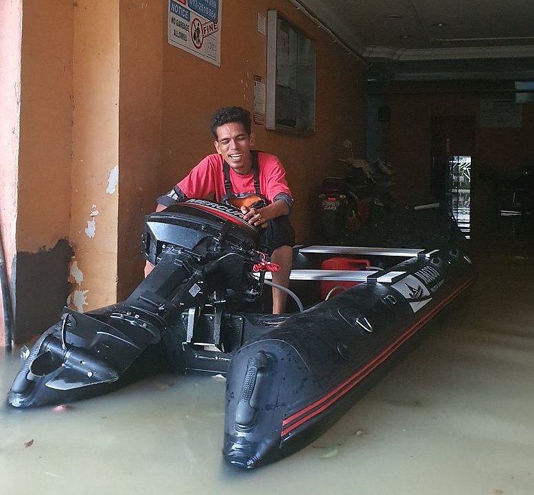 Azwan menggunakan bot memancingnya untuk membantu mangsa banjir. - Gambar dari media sosial