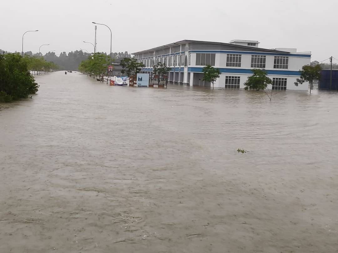 Keadaan banjir di Taman Perumahan Prima, Lubuk Jong, Pasir Mas, Kelantan yang dinaiki air.