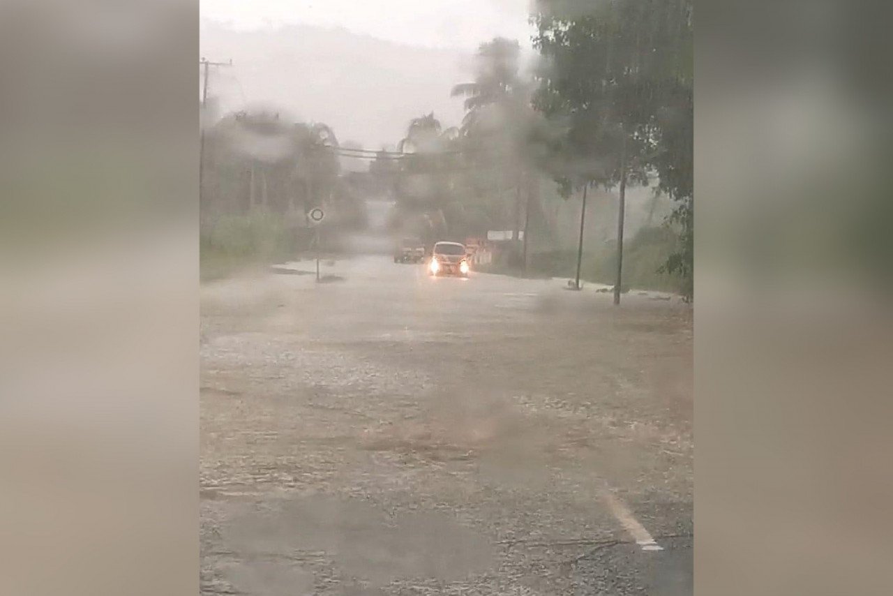 Kampung dan jalan raya turut tenggelam dalam banjir kilat di Putatan, hari ini.