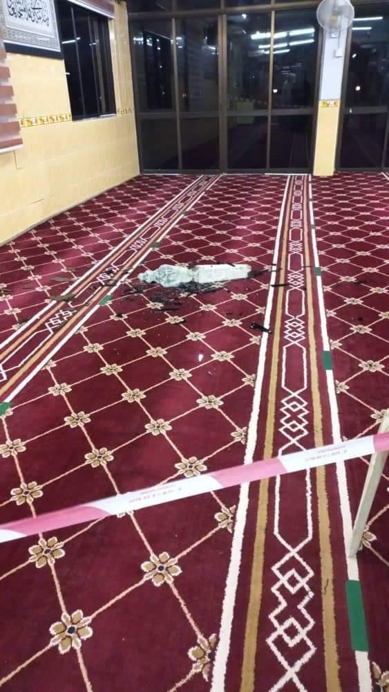 Batu nisan yang dilempar ke dalam Masjid Al-Ittihad di Sungai Kob, Kulim, awal pagi tadi.