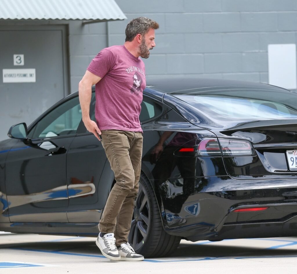 Ben Affleck bersama Tesla S miliknya yang berwarna hitam - gambar evtopspeed.com