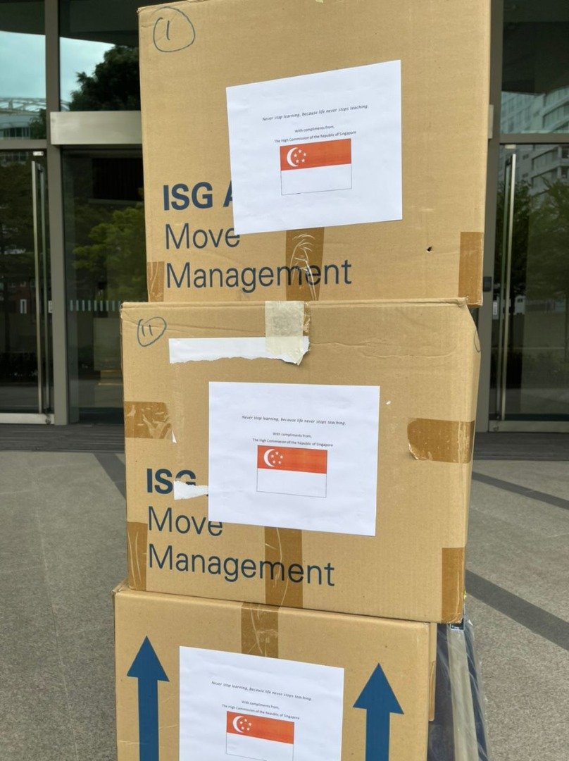Kotak-kotak yang mengandungi buku yang disumbang. - Gambar dari Facebok Singapore High Commission
