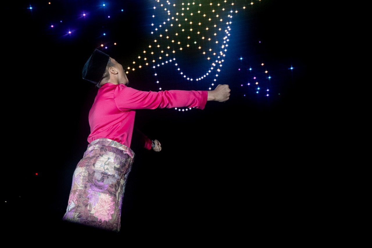 Pertunjukan dron menghiasi langit pada pertunjukan fesyen Bulan Bintang.