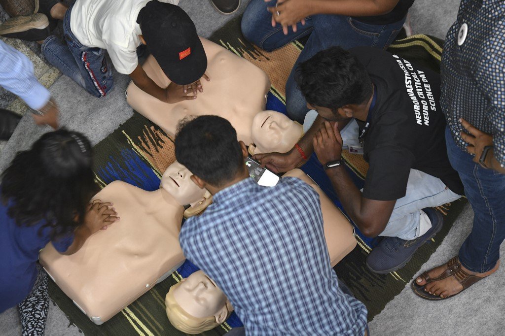 Latihan CPR yang diajar di sebuah sekolah di luar negara. - Gambar AFP