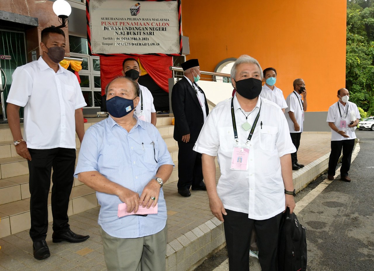 Timbalan Ketua Menteri Sarawak Datuk Amar Awang Tengah Ali Hasan (tiga kiri) ketika hadir di pusat pencalonan di Majlis Daerah Lawas hari ini. - Gambar Bernama