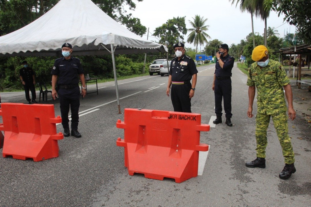 Ketua Polis Kelantan, Datuk Shafien Mamat (tiga dari kanan) meninjau sekatan jalan raya di PKPD Kampung Pauh Lima, hari ini.