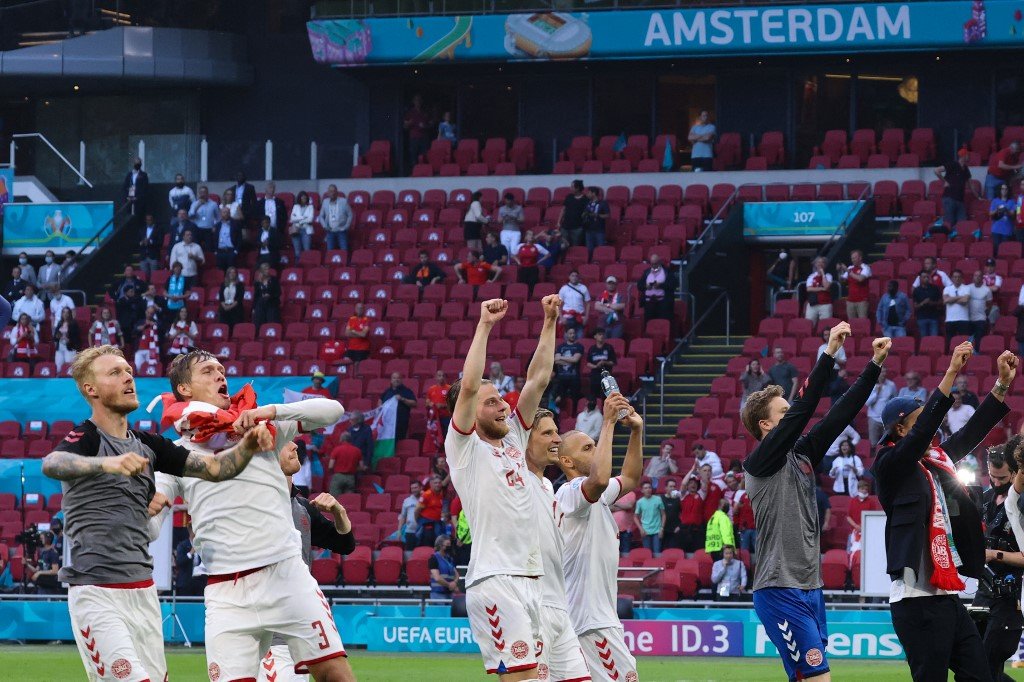 Pemain-pemain Denmark dengan girang meraikan kelayakan ke pusingan suku akhir bersama penyokong di stadium. - Gambar AFP