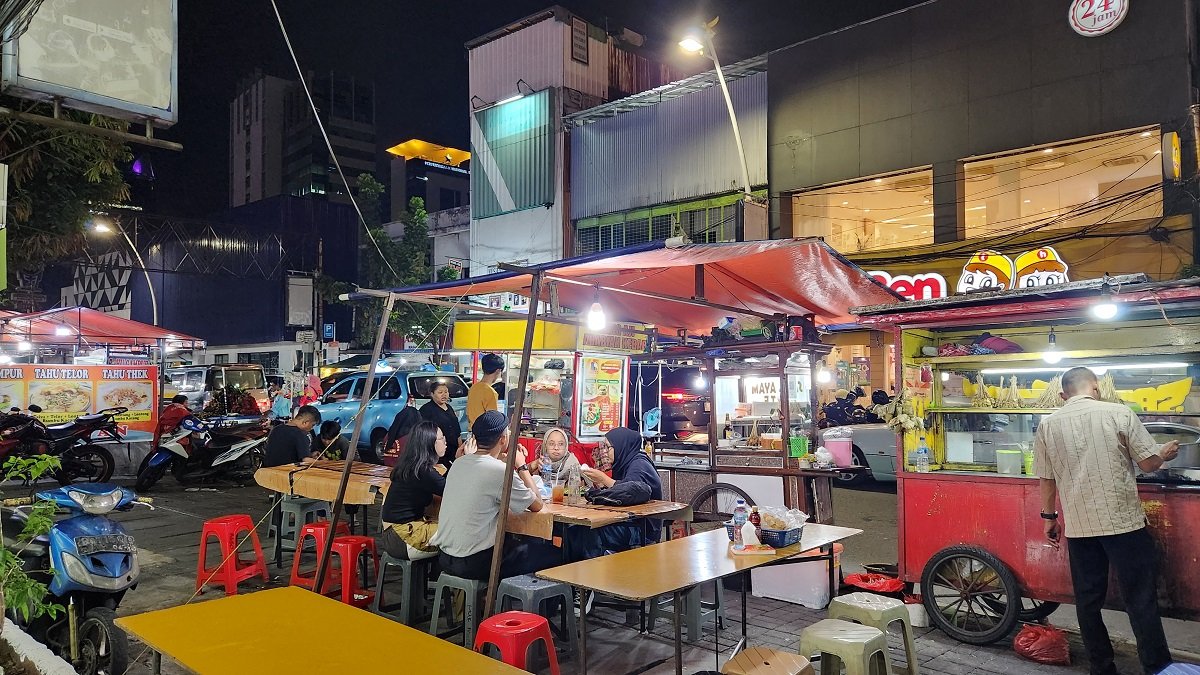 Deretan kedai dan restoran di hadapan Ashley Tang Menteng. – Gambar Rahayu MN