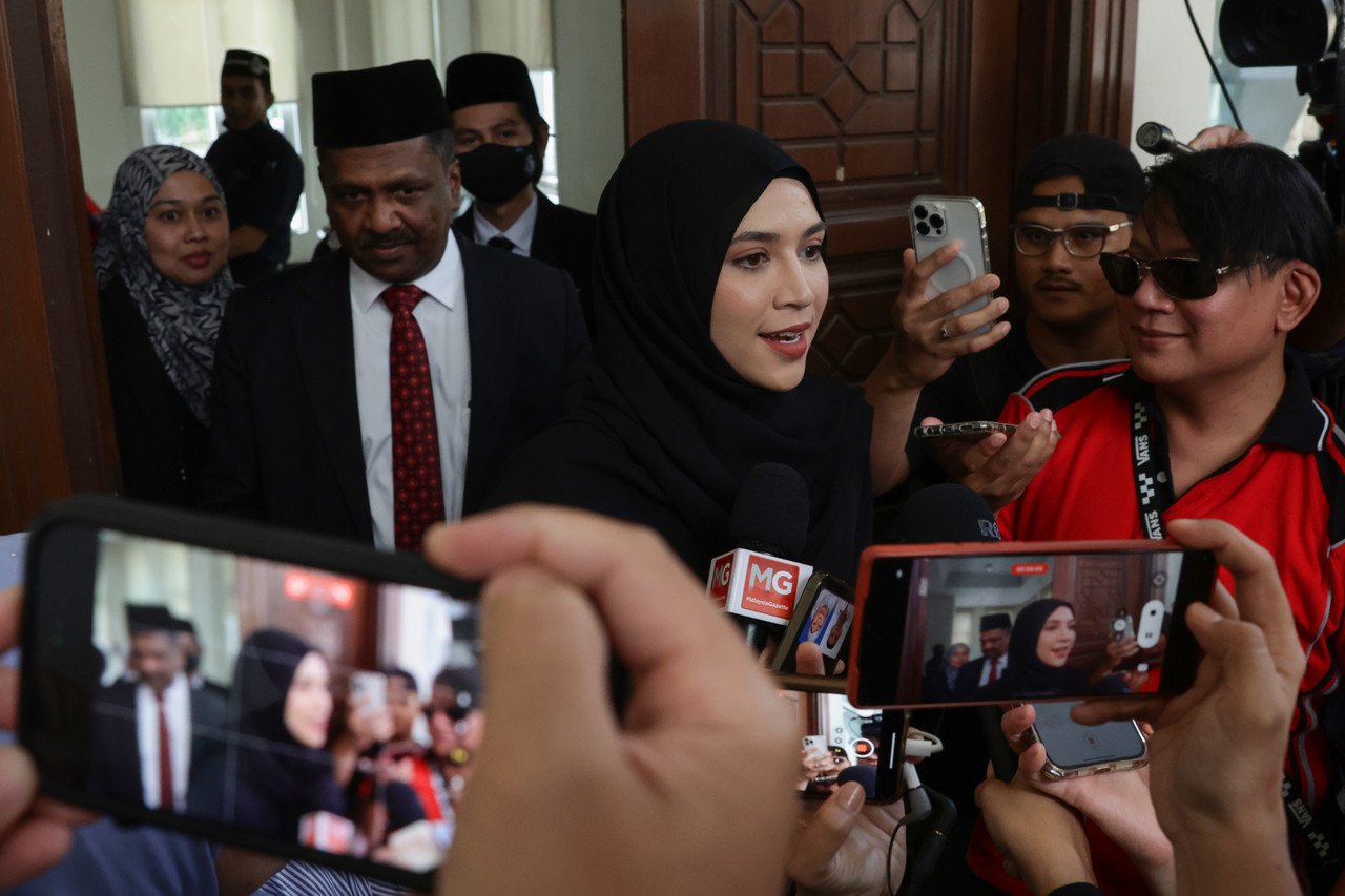 Diana Danielle ketika keluar dari Mahkamah Rendah Syariah Petaling, Subang Bestari hari ini selepas sebutan kes permohonan cerai difailkan terhadap suaminya pelakon Farid Kamil. 