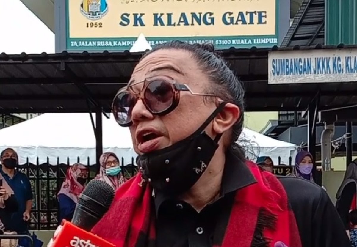 Azwan Ali, pengundi pertama yang tiba di SK Klang Gate untuk membuang undi. - Gambar tangkap layar
