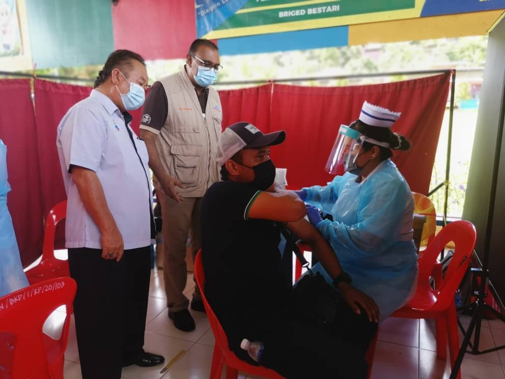Mohd Shaharuddin dan Navindran meninjau program suntikan vaksin di SK Kalabakan.