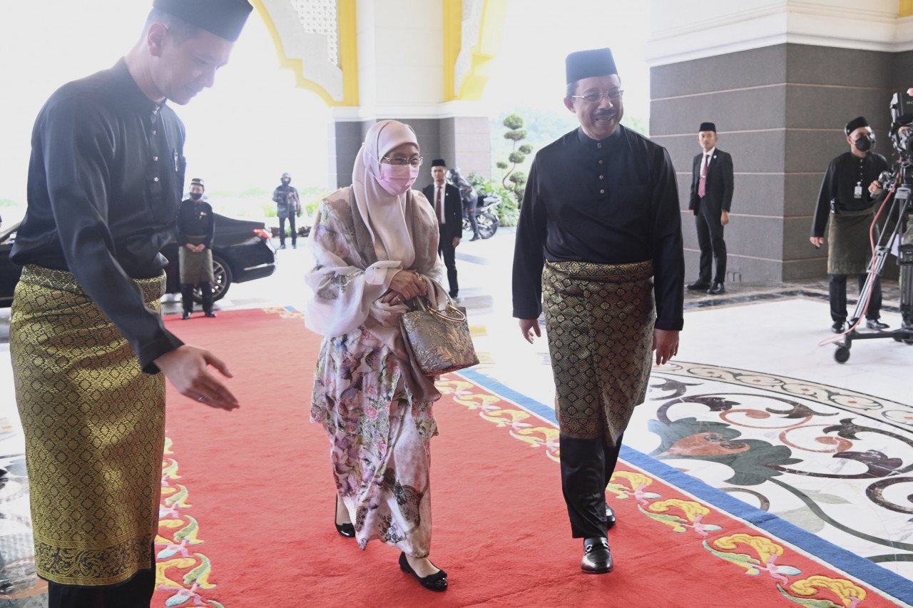 Dr Wan Azizah diiringi masuk ke Istana Negara.
