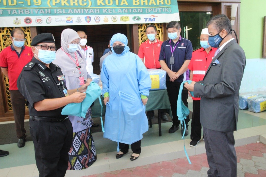 Dr Zaini (kanan) menerima PPE yang disampaikan Jabatan Penjara Kelantan.