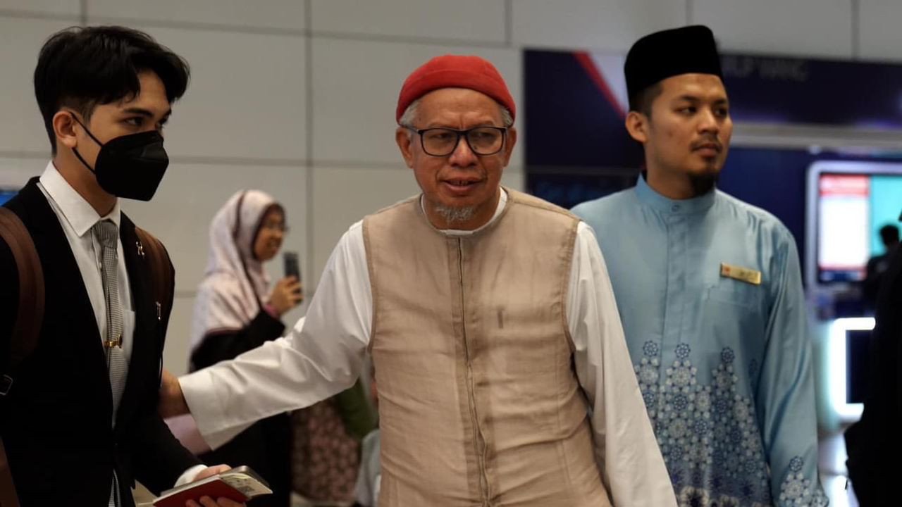 Dr Zulkifli Mohamad Al Bakri (tengah( ketika menghantar anaknya ke Lapangan Terbang Antarabangsa Kuala Lumpur (KLIA) - gambar Facebook