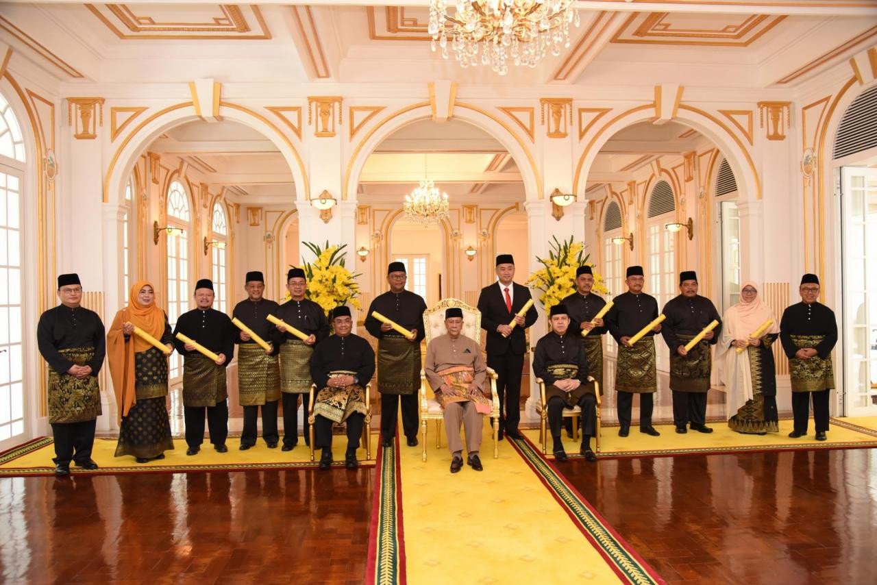 Sultan Kedah Sultan Sallehuddin Sultan Badlishah, berkenan bergambar bersama-sama Menteri Besar Datuk Seri Muhammad Sanusi Md. Nor dan barisan EXCO baharu Kerajaan Kedah. - gambar Rafisqi Radhi