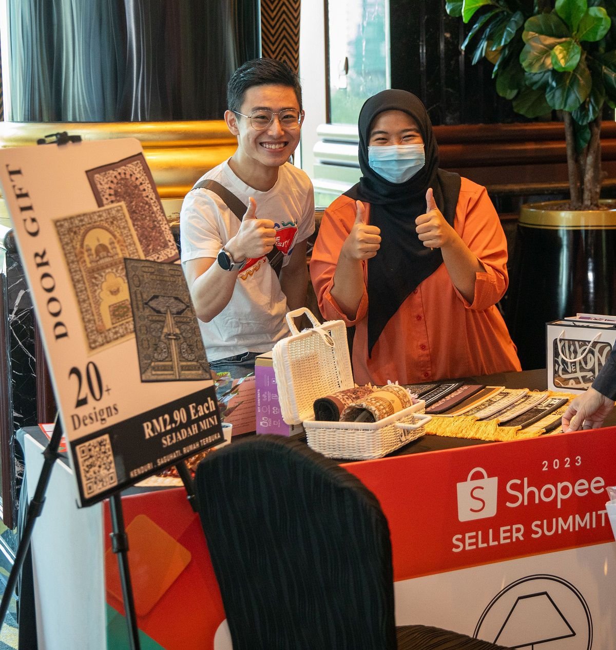 Edward Wong bersama seorang kakitangan di Shopee Seller Summit