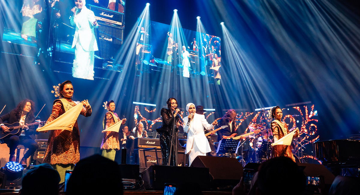 Ella bersama Dayang Nurfaizah pada hari kedua konsert.