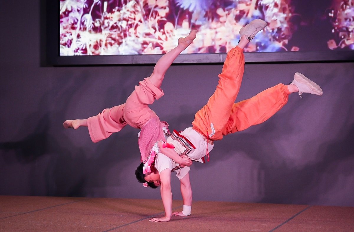 Aksi hebat kumpulan akrobatik Guangxi - gambar Encore Melaka