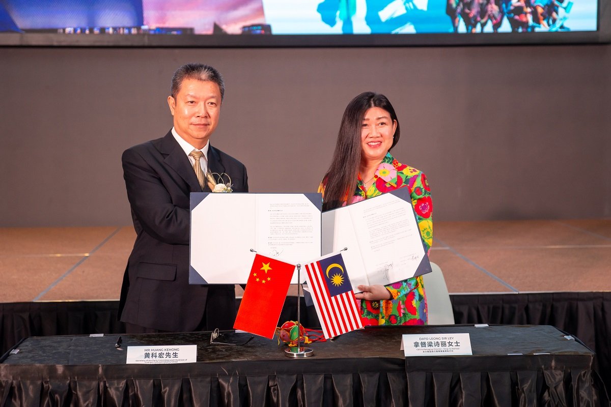 Setiausaha Jawatankuasa Parti dan Pengerusi Kumpulan Industri Budaya Guangxi, Huang Kehong (kiri) dan Leong Sir Ley menandatangani memorandum persefahaman - gambar Encore Melaka