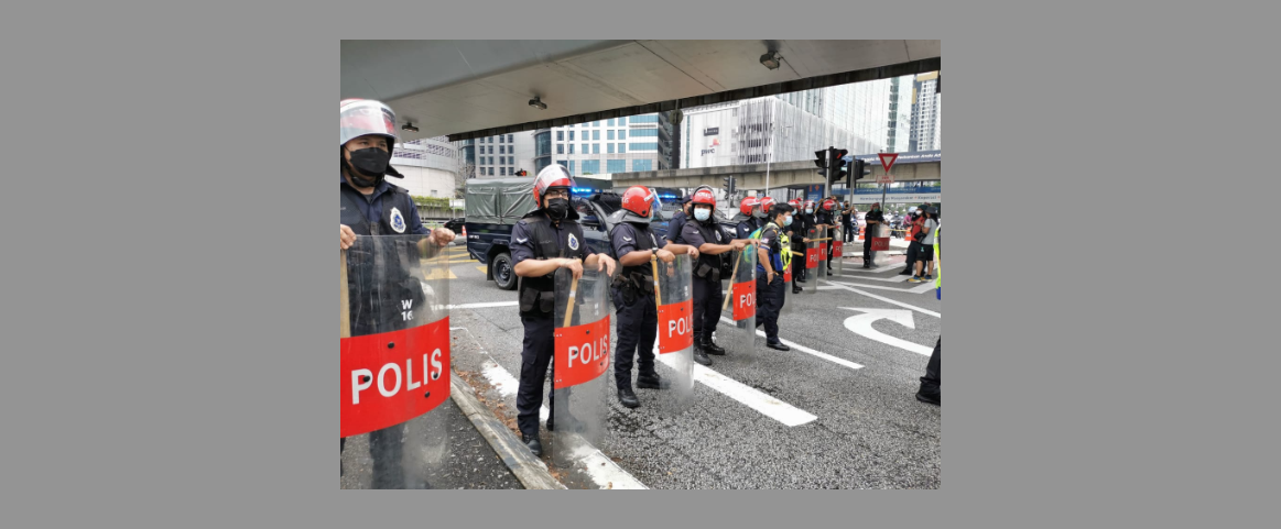 Pasukan polis mengadakan kawalan di sekitar Jalan Bangsar.