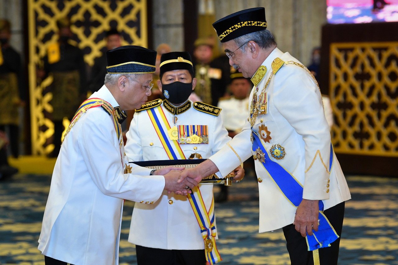 Ismail Sabri menerima anugerah Darjah Utama Negeri Melaka (DUNM) yang membawa gelaran Datuk Seri Utama. - Gambar Bernama
