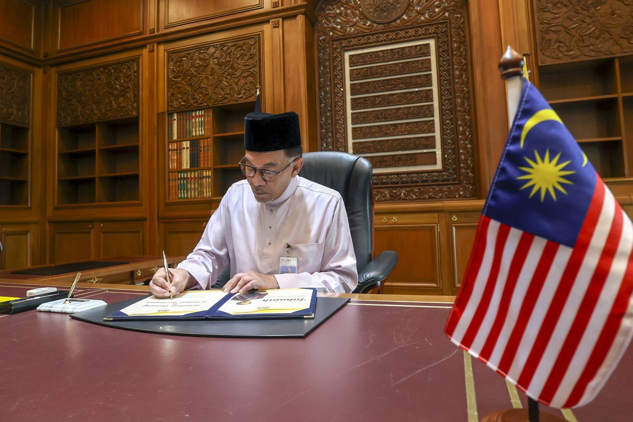 Anwar Ibrahim memulakan tugasnya secara rasmi di Perdana Putra, Putrajaya, hari ini - Gambar Fail Bernama