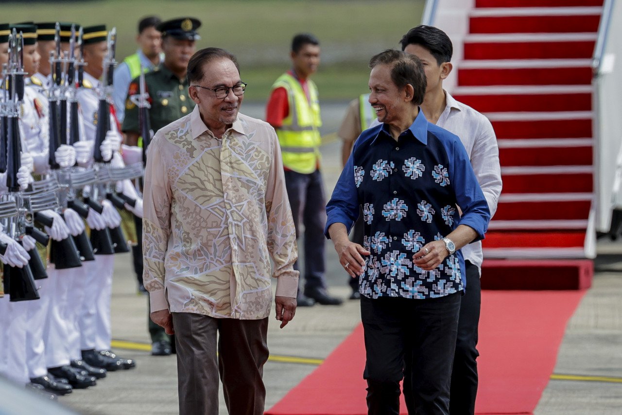 Anwar Ibrahim menerima kunjungan Sultan Brunei Sultan Hassanal Bolkiah yang tiba di Malaysia pada 28 November - Gambar Fail Bernama