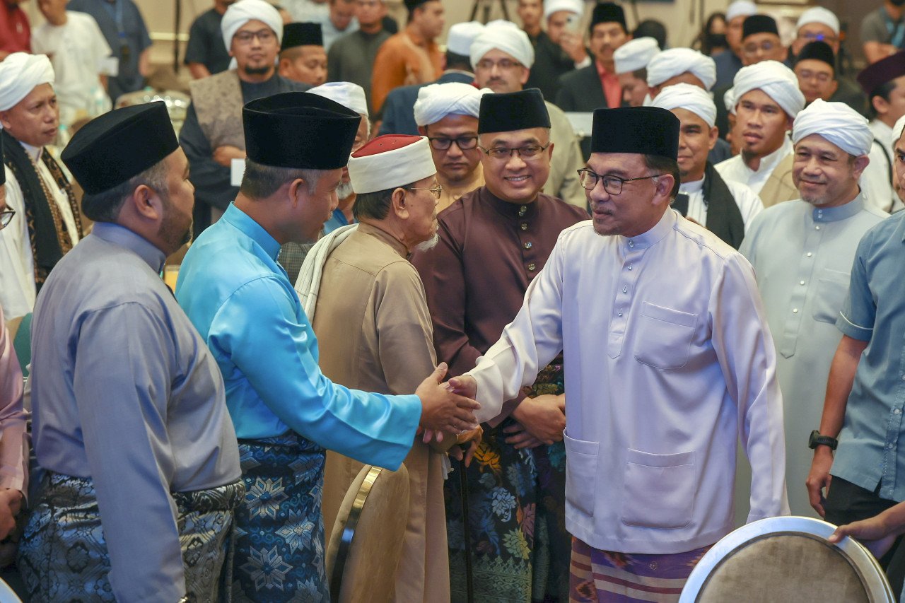 Anwar Ibrahim mengadakan pertemuan mahabbah dengan Ulama dan Asatizah di Seri Perdana hari ini - Gambar Fail Bernama