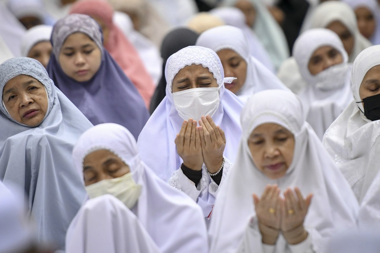 Para jemaah wanita mengaminkan bacaan doa semasa menghadiri Program Munajat Ambang Tahun Baharu 2023 di Masjid Jamek, Pengadang Baru, Kuala Terengganu - Gambar Bernama
