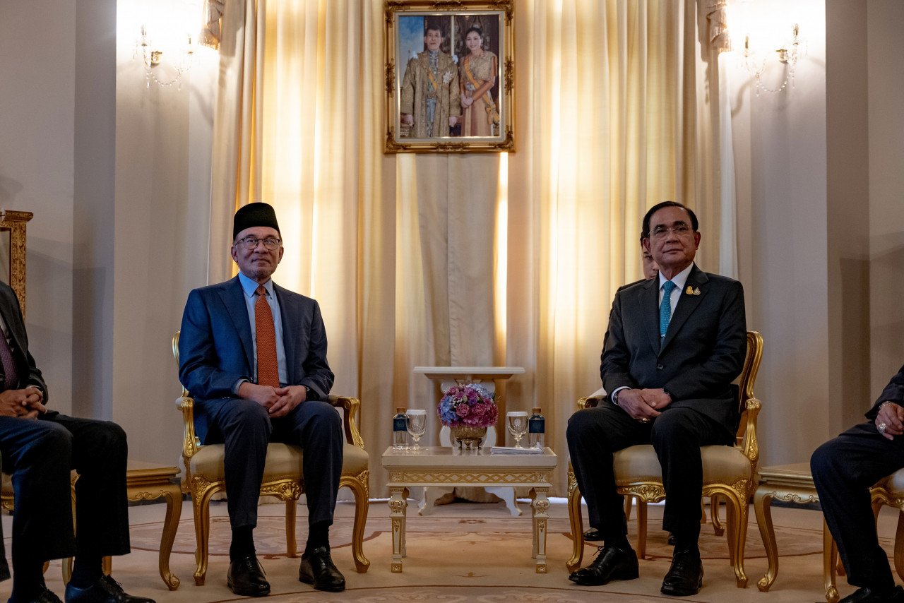 Anwar Ibrahim bersama rakan sejawatan dari Thailand, Prayuth Chan o-cha - Gambar Fail Bernama