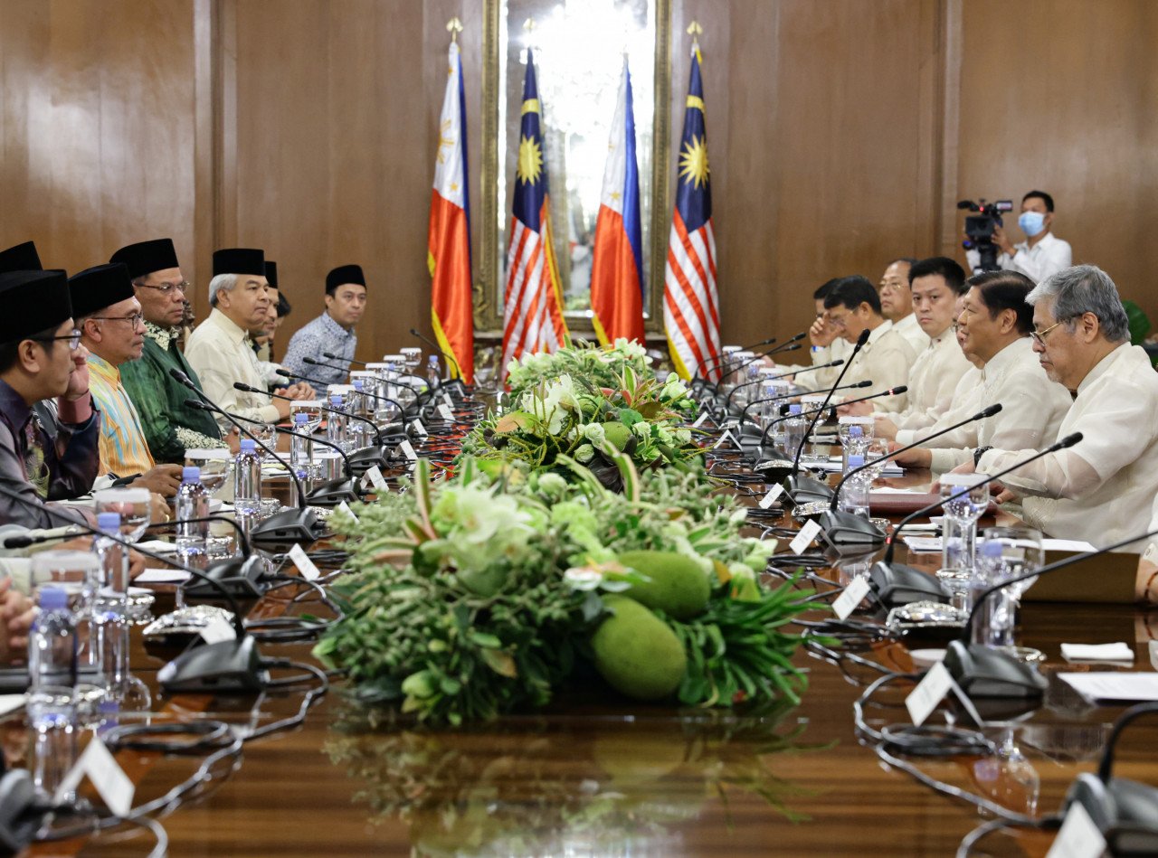 Anwar Ibrahim dan Ferdinand R Marcos Jr ketika mengadakan mesyuarat dua hala di Istana Malacanang - Gambar Fail Bernama