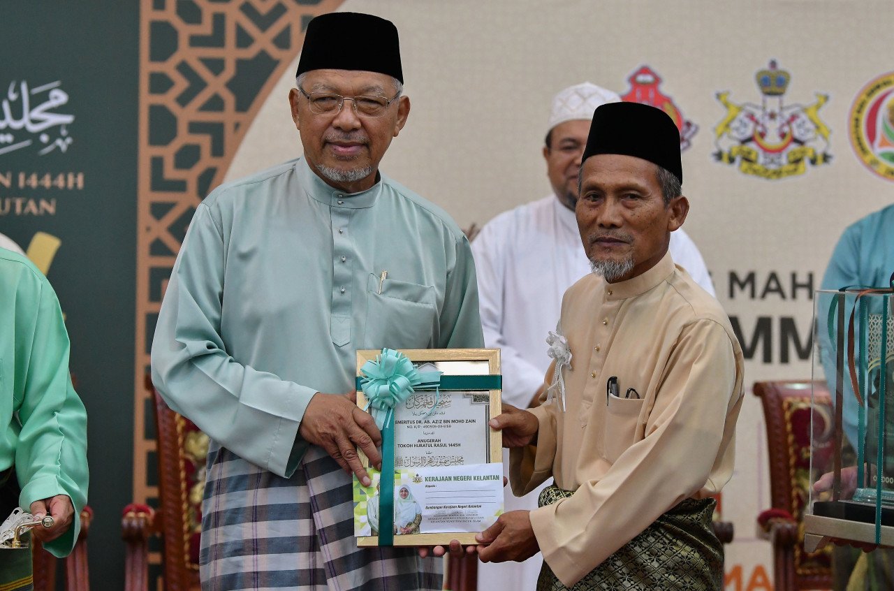 Ahmad Yakob (kiri) menyampaikan anugerah Tokoh Hijratul Rasul kepada Rektor KIAS, Prof Emeritus Dr Ab Aziz Mohd Zin - gambar BERNAMA