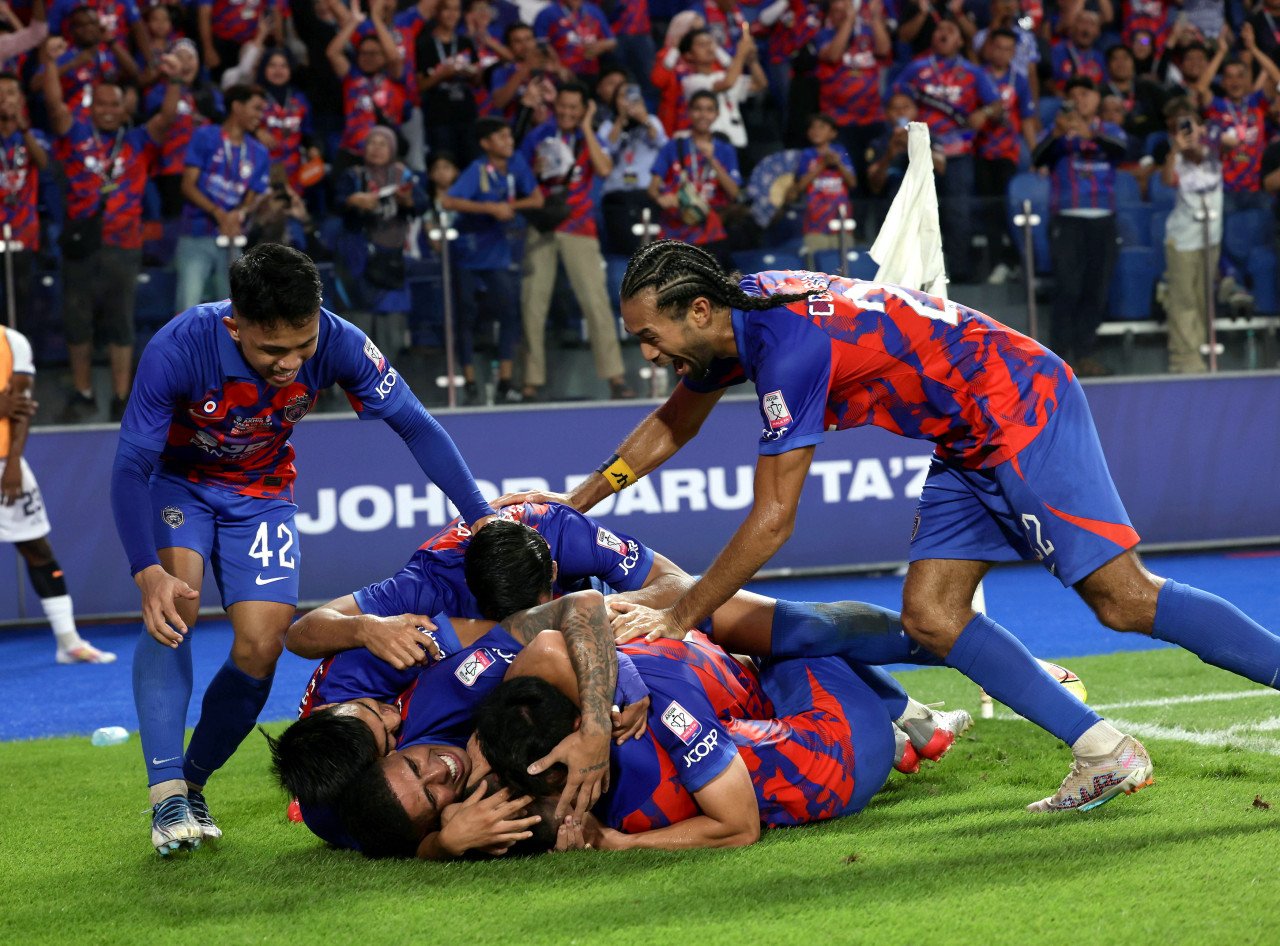 Pemain JDT Nathaniel Shio Hong Wan meraikan gol pertama jaringannya bersama rakan-rakan ketika menentang Kuala Lumpur City FC - gambar BERNAMA