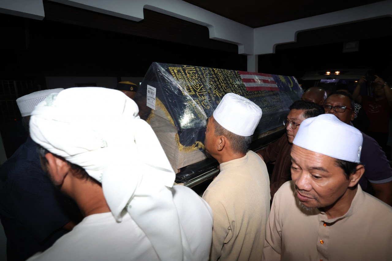 Jenazah Salahuddin Ayub diusung masuk ke kediaman ibunya sebaik tiba 3.35 pagi tadi di Kampung Serkat Tanjung Piai - gambar Bernama