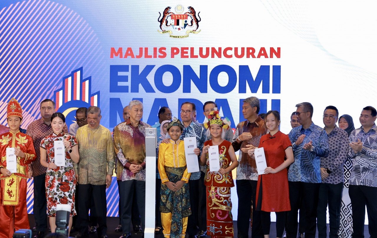 Anwar Ibrahim (tengah) bersama Ahmad Zahid Hamidi dan Mohd Zuki Ali pada perasmian Majlis Peluncuran Ekonomi MADANI: Memperkasa Rakyat - gambar BERNAMA