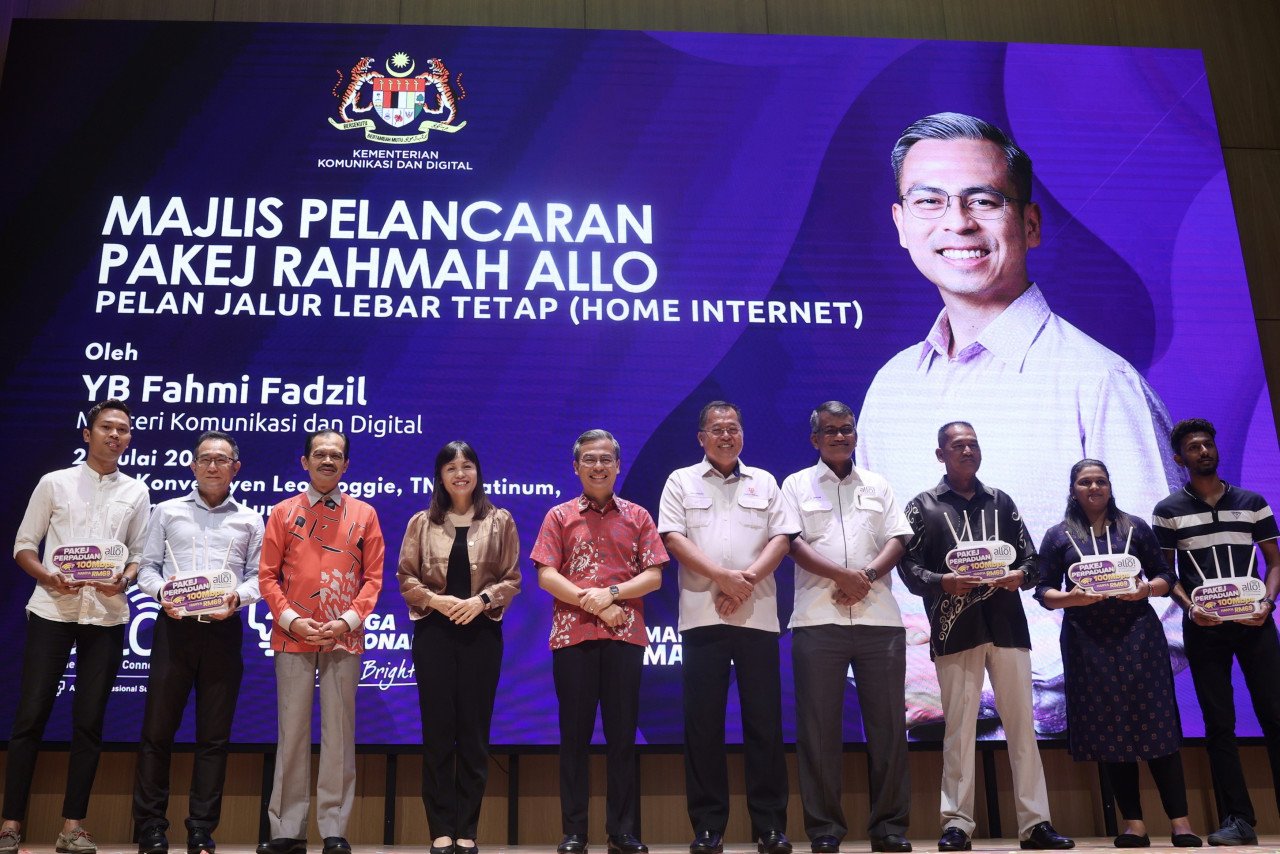 Fahmi Fadzil (lima, kiri) bergambar pada majlis Pelancaran Pakej Rahmah Jalur Lebar Tetap (Home Internet) ALLO di Pusat Konvensyen Leo Moggie TNB Platinum, Bangsar - gambar BERNAMA
