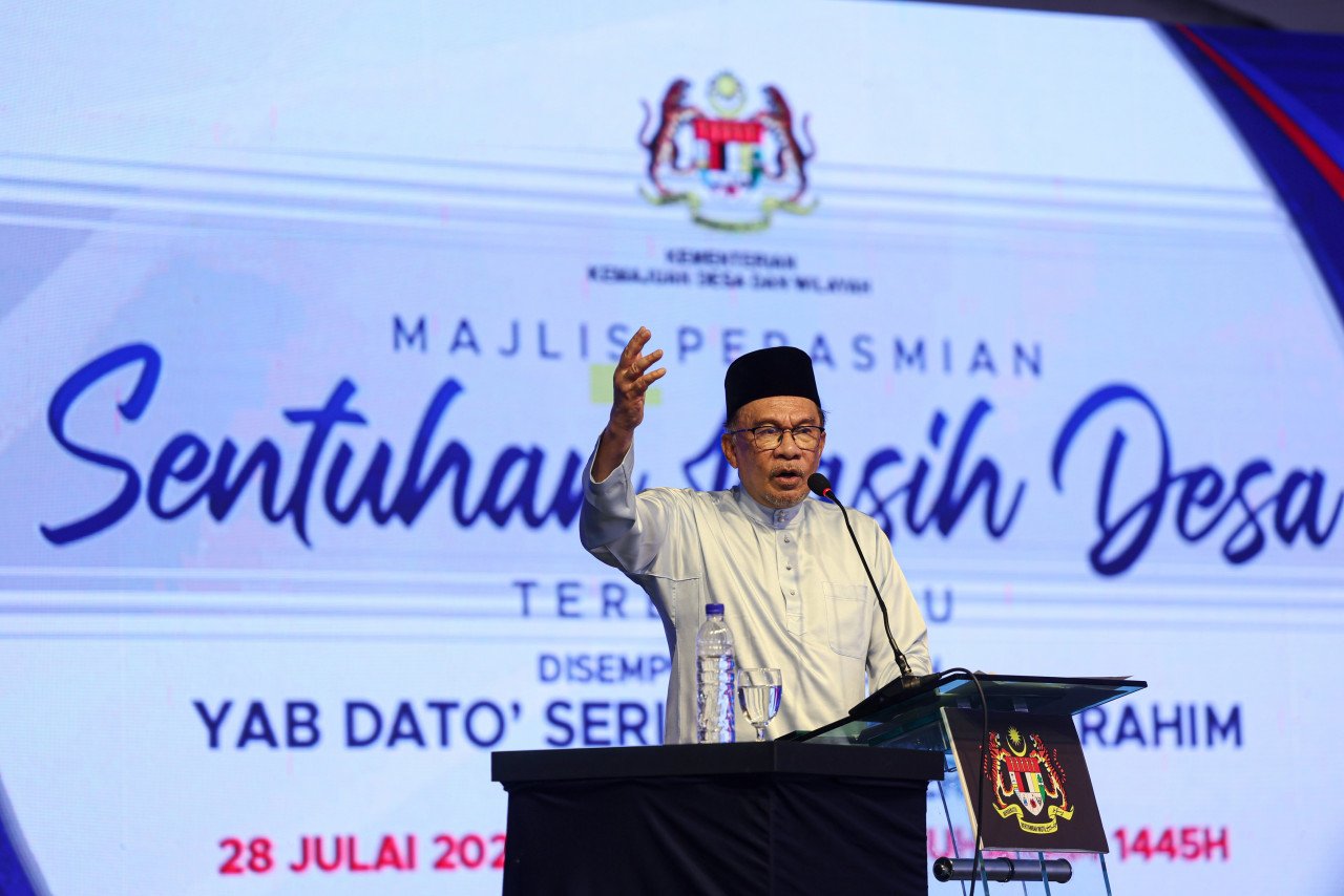 Anwar Ibrahim menyampaikan ucapan pada Perasmian Sentuhan Kasih Desa Terengganu - gambar BERNAMA
