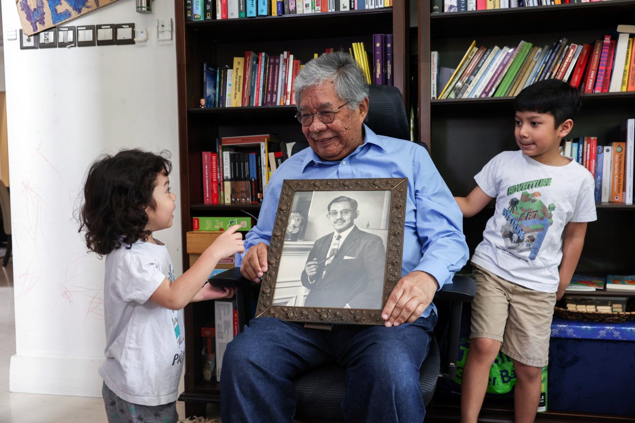 Anak sulung Allahyarham Tun Dr Ismail Abdul Rahman, Tawfik Ismail bersama cucunya melihat potret bekas Timbalan Perdana Menteri itu pada temu bual bersama Bernama baru-baru ini. gambar BERNAMA