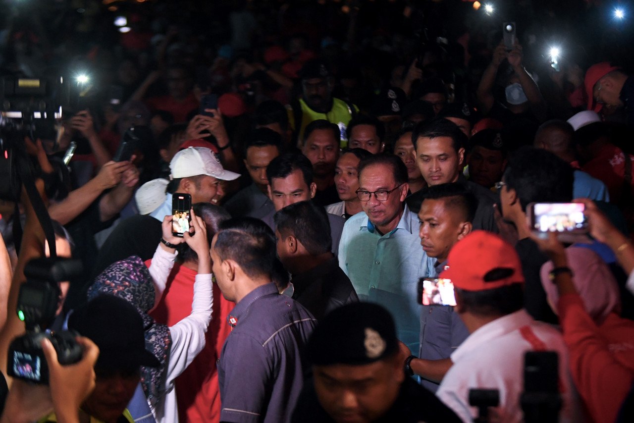  Anwar Ibrahim beramah mesra dengan orang ramai ketika menghadiri Jelajah Perpaduan PMX @Pilah di pejabat PKR Kuala Pilah - gambar BERNAMA