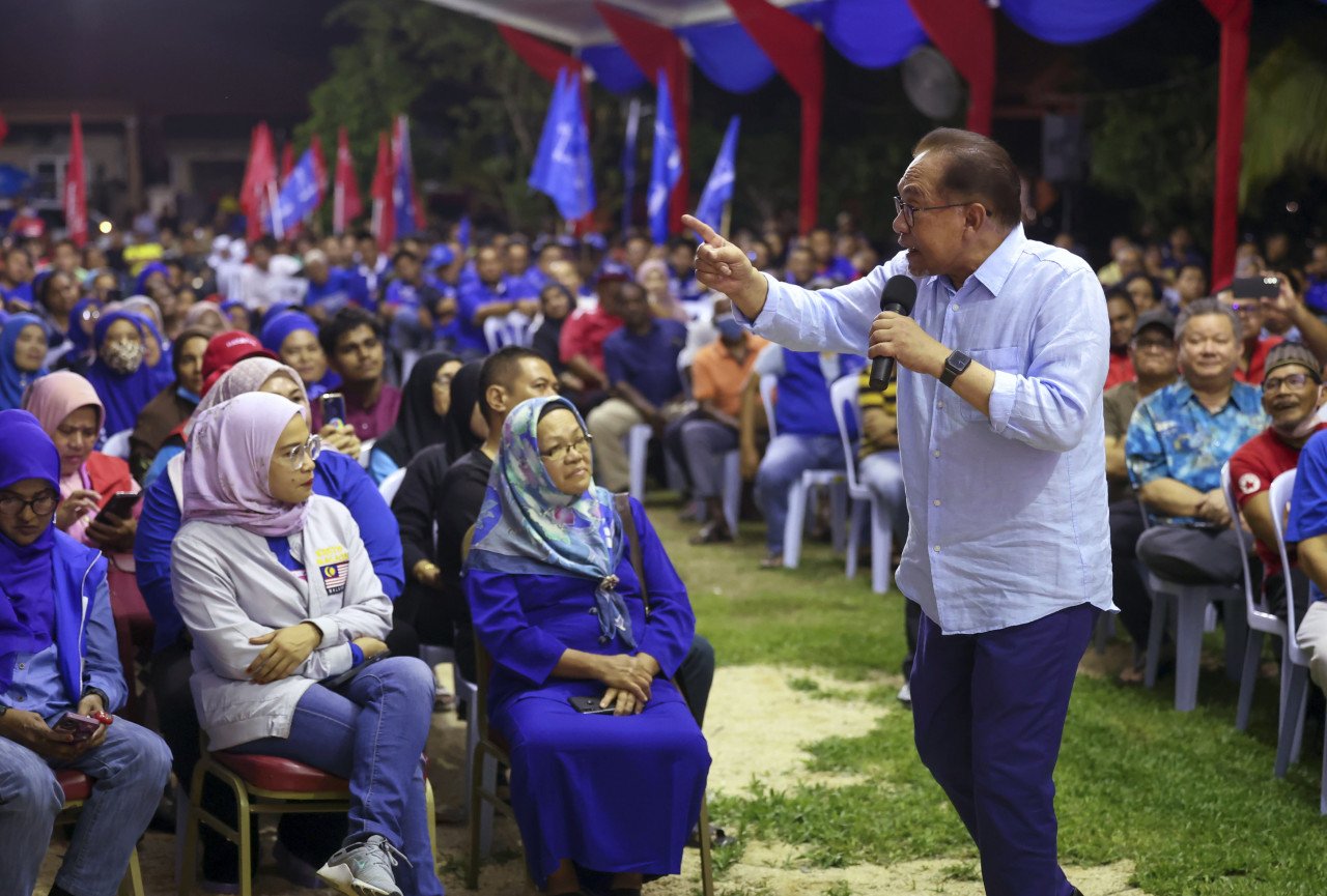 Anwar Ibrahim berucap pada Majlis Ceramah Jelajah Perpaduan bersama Perdana Menteri di Taman Ampangan malam tadi - gambar BERNAMA